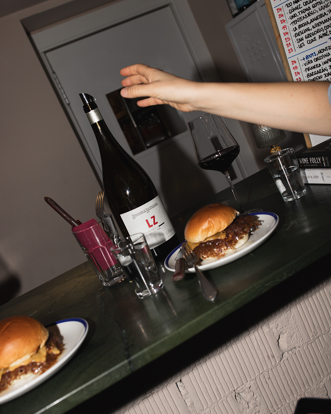 hamburguesa macheta en roots acompañada de vino LZ