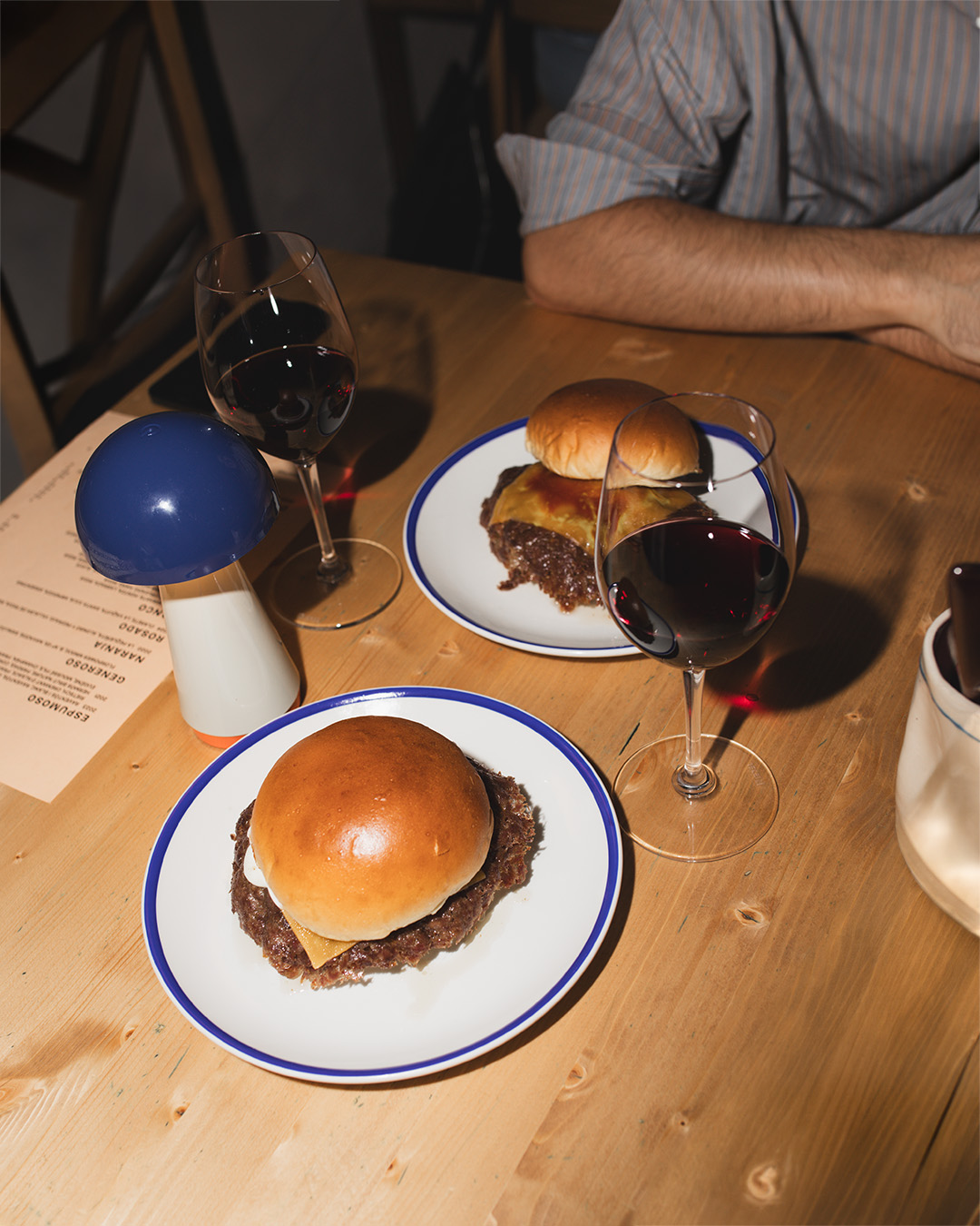 hamburguesa macheta en roots acompañada de vino LZ